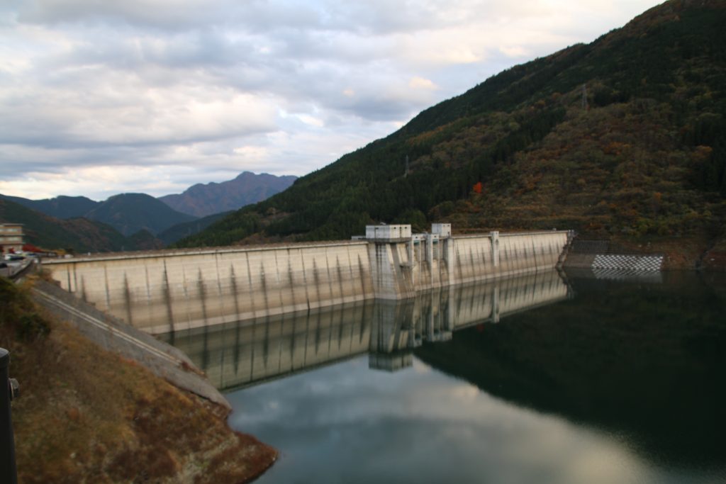 貯水量が少ない滝沢ダム（2021年11月）