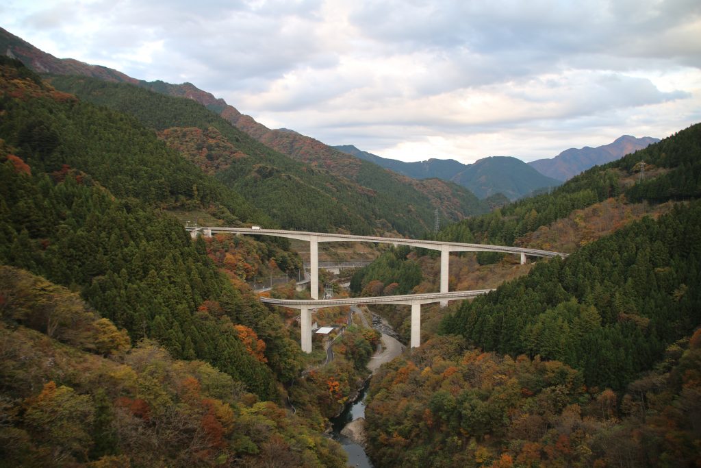 滝沢ダムから雷電廿六木橋を望む（2021年11月）