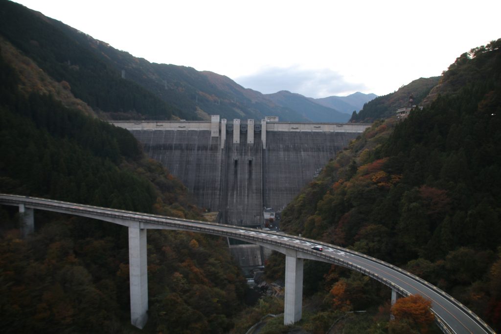 雷電廿六木橋から滝沢ダムを望む（2021年11月）