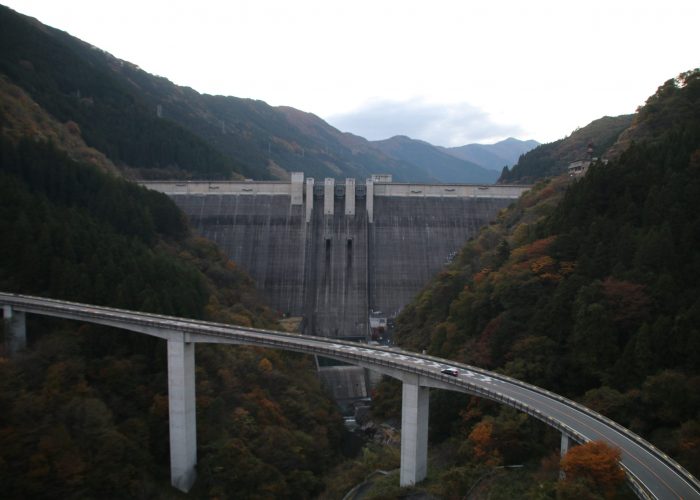 雷電廿六木橋から滝沢ダムを望む（2021年11月）