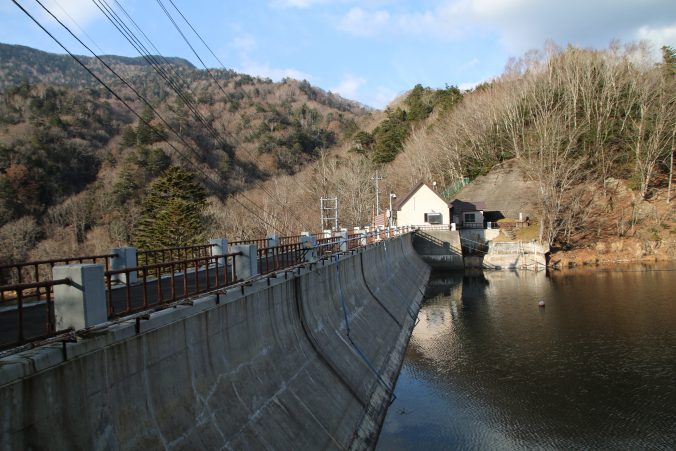 丸沼堰堤の堤体前面（2021年11月）