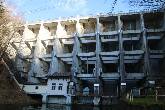 丸沼堰堤を下流側から望む（2021年11月）