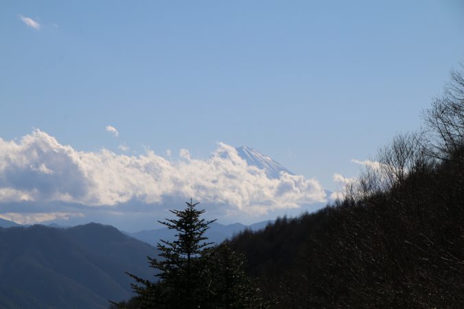 柳沢峠から雲に隠れ気味の富士山（2021年11月）