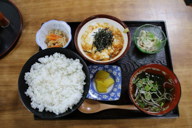柳沢峠で麦とろ定食（2021年11月）