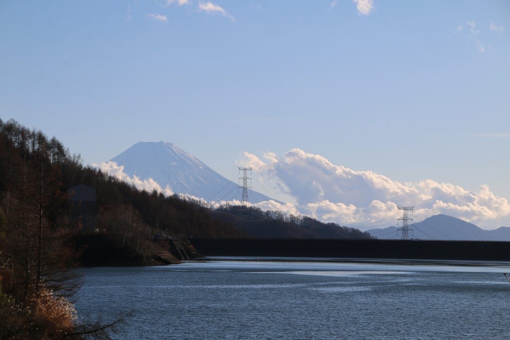 大菩薩湖北岸展望所から富士山を望む（2021年11月）