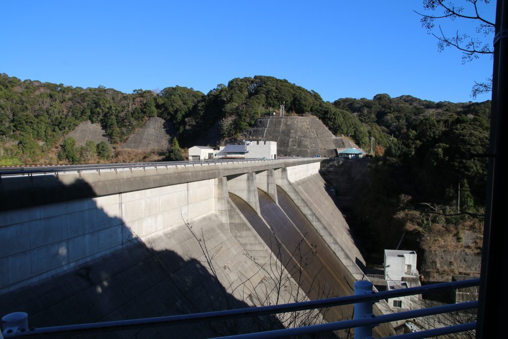 保台ダム堤体を右岸から（2021年12月）
