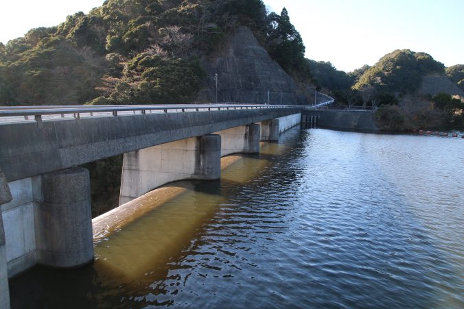 保台ダムの洪水吐、左岸から（2021年12月）