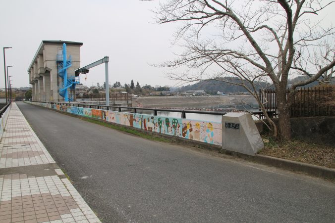 高滝ダムの天端