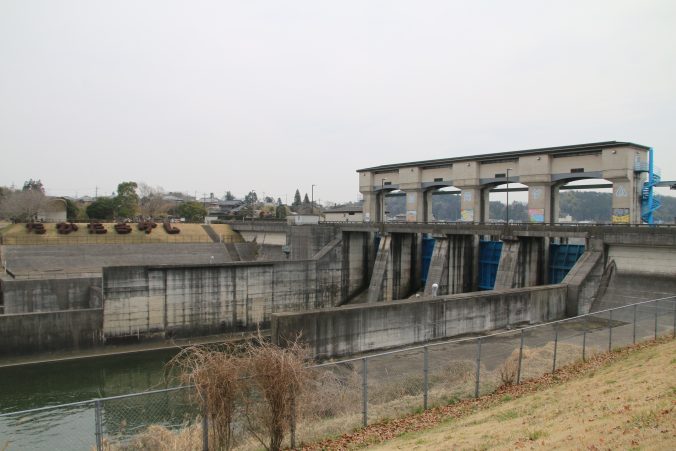 高滝ダムを左岸下流側から望む