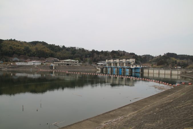 高滝ダムを上流側から望む