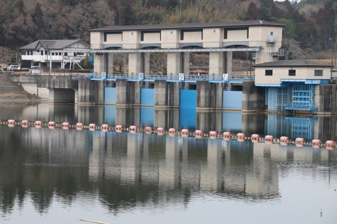 高滝ダムを上流側から望む
