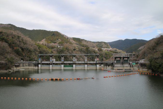 相模ダムを上流から望む