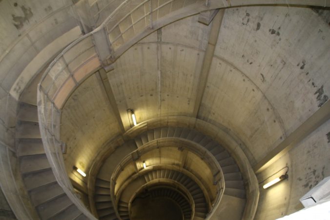 魚道に向かうらせん階段