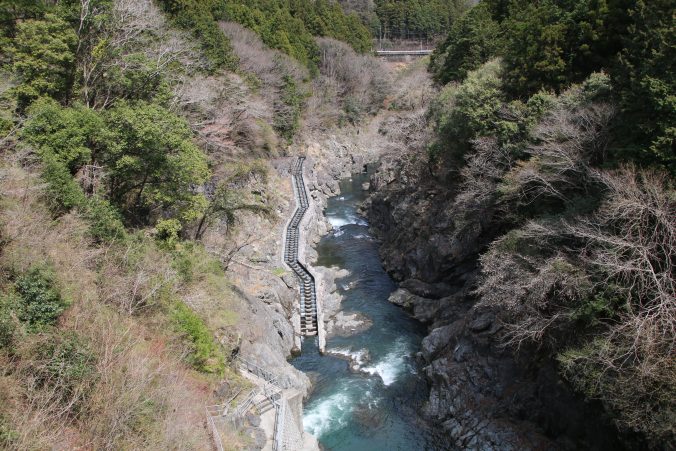 白丸調整池ダムの天端から魚道を望む