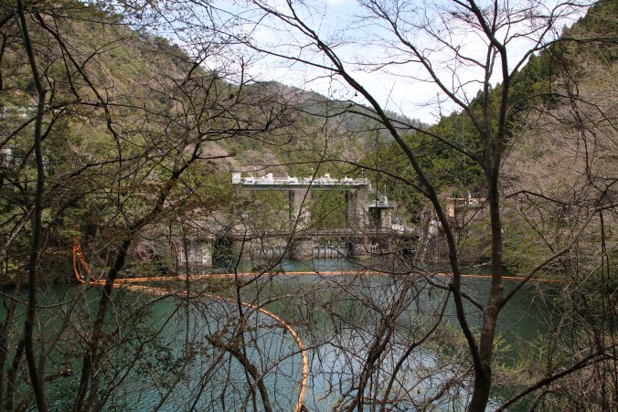 遊歩道から白丸調整池ダムを望む