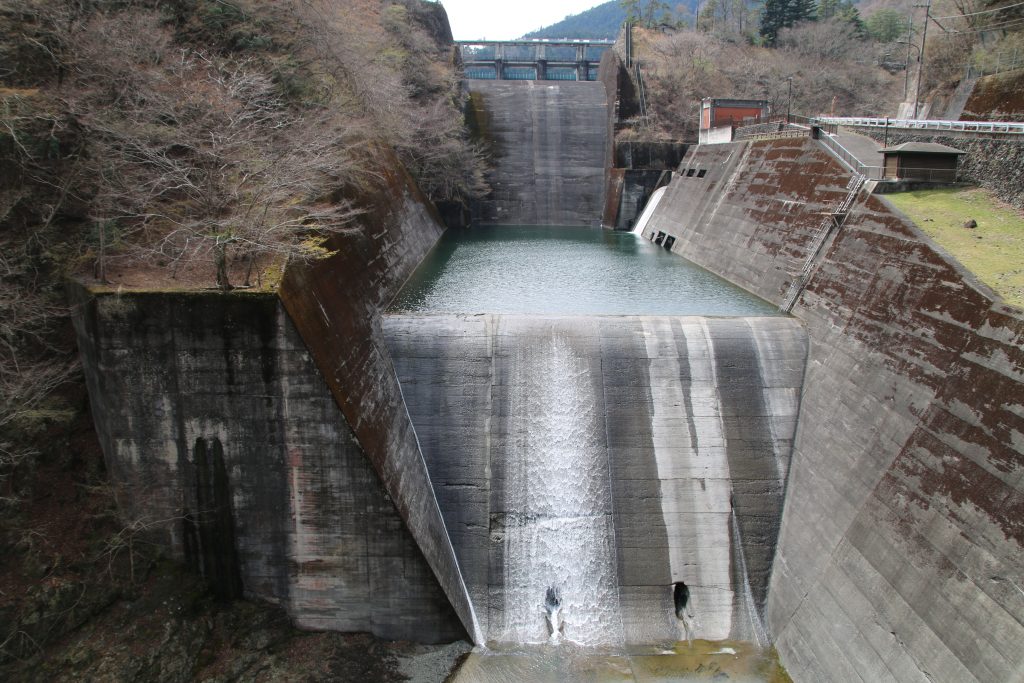 小河内ダムの洪水吐