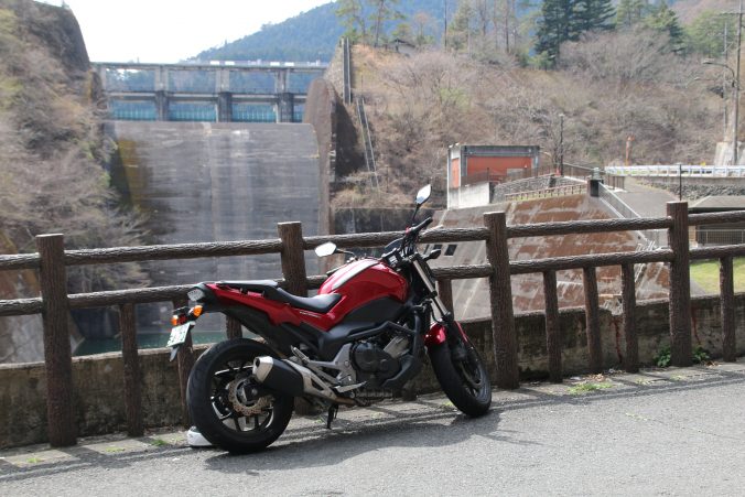 NC750Sと小河内ダムの洪水吐