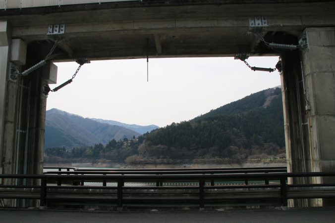 洪水吐ゲートを枠に見立てて三頭山方向を望む