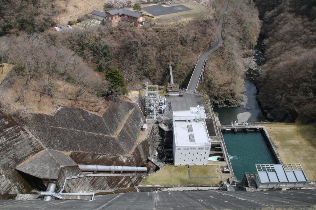 小河内ダム天端から多摩川第一発電所を望む