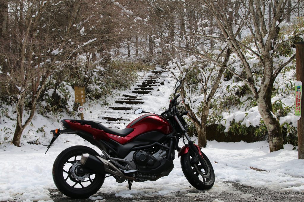 柳沢峠の雪とNC750S