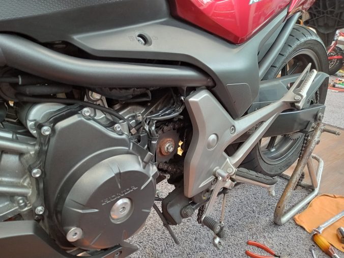 カバーを外してドライブスプロケットを出したところ