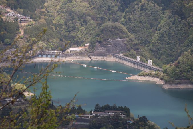 月夜見第一駐車場から小河内ダムを望む
