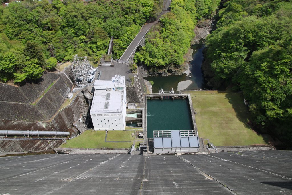 小河内ダム天端から多摩川第一発電所を望む