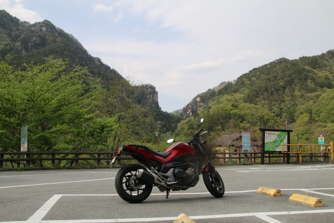 昇仙峡をバックにNC750S