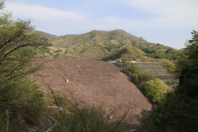 荒川ダム堤体を下流側右岸から望む