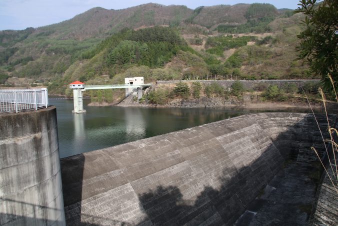 荒川ダムの取水設備と洪水吐