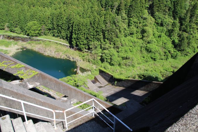 穴内川ダムのクレストゲート導流部