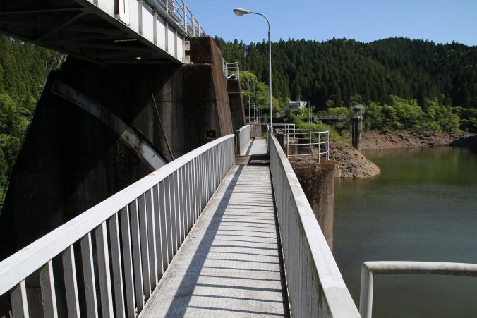 穴内川ダムの天端通路