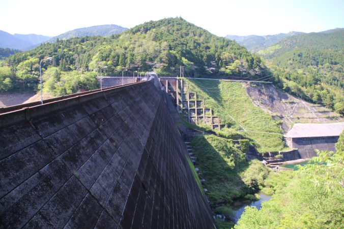 穴内川ダム堤体を右岸から