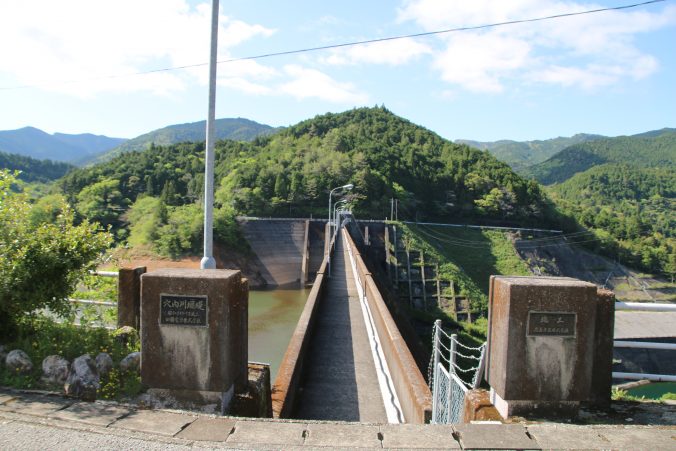 穴内川ダムの天端通路を右岸から