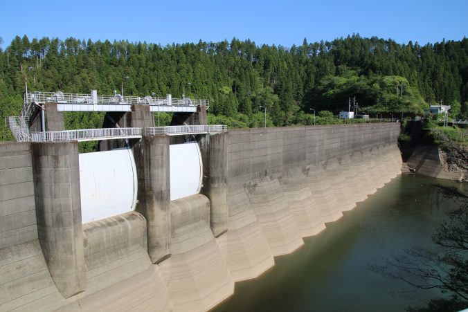 穴内川ダムのクレストゲートと堤体