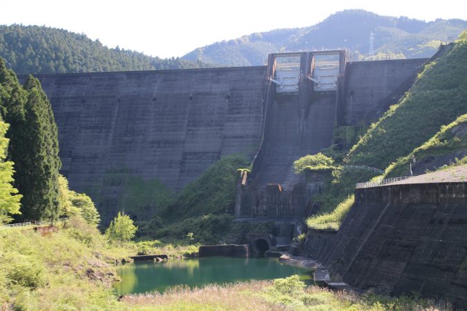 穴内川ダム堤体を下流から