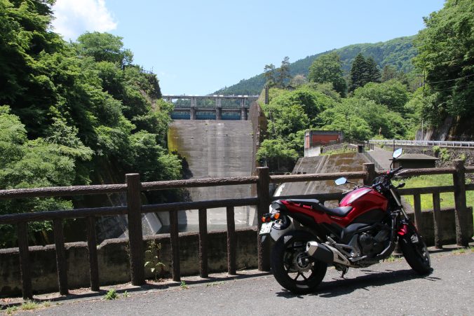 小河内ダムの洪水吐をバックにNC750S
