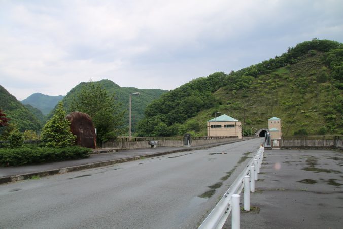 塩川ダムの天端（2022年6月）