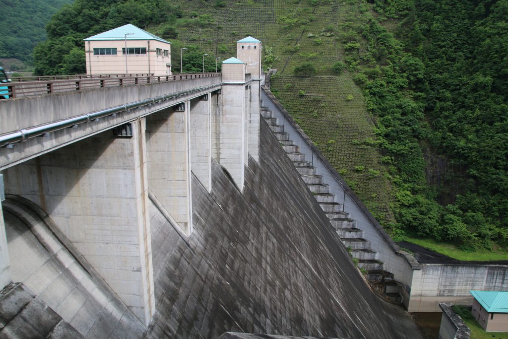 塩川ダムの堤体を右岸から望む（2022年6月）