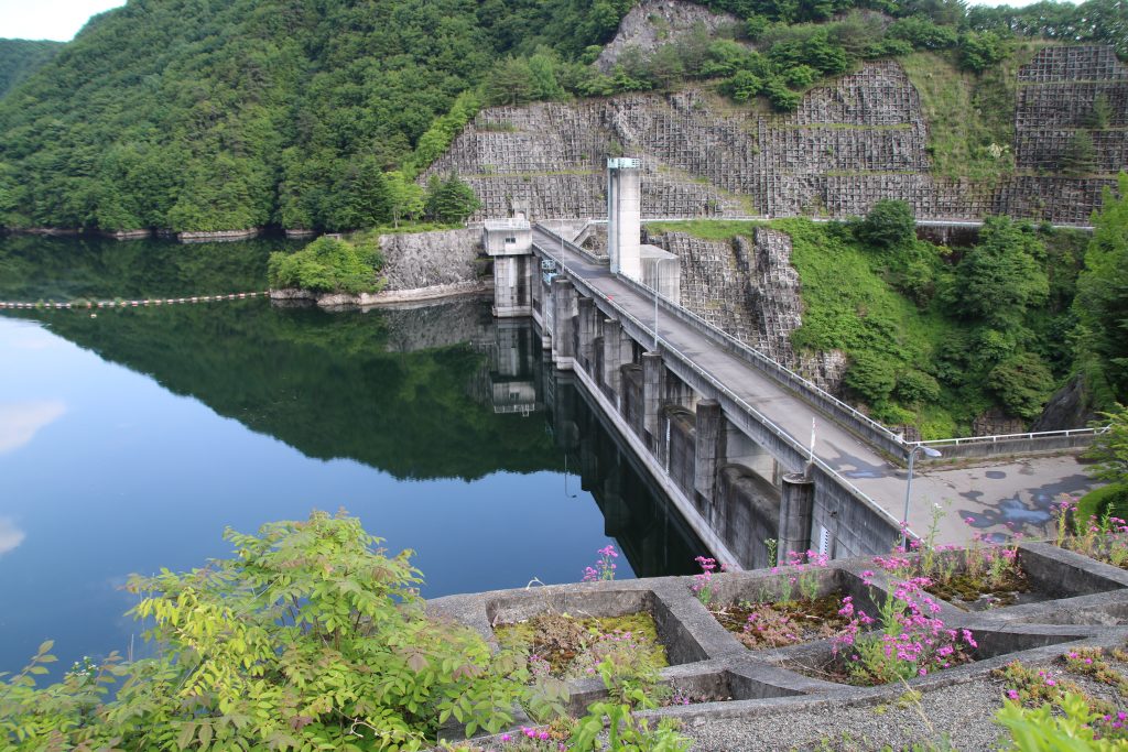 大門ダム管理所前から堤体を望む（2022年6月）