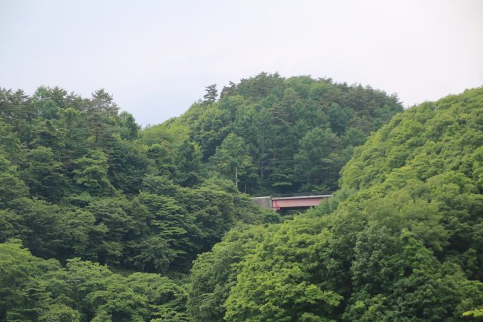 大門ダムから国道141号を望む（2022年6月）