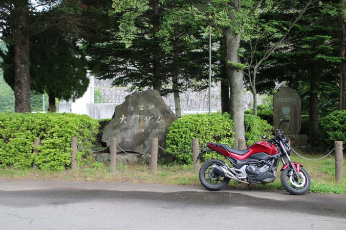 大門ダムの石碑、土木学会技術賞記念碑とNC750S（2022年6月）