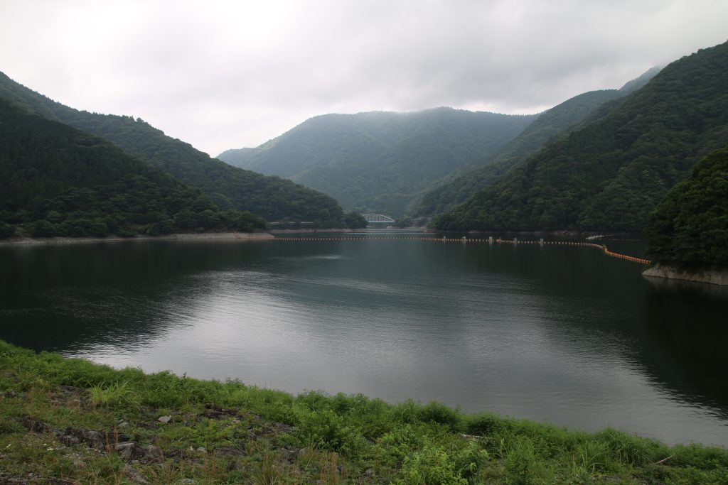 三保ダム天端から見る丹沢湖（2022年6月）