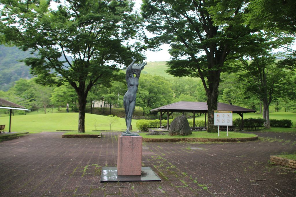 丹沢湖ダム広場公園入口の裸婦像（2022年6月）