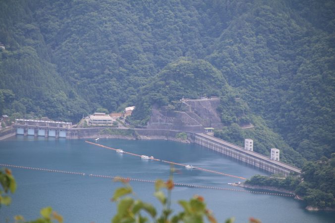 月夜見第１駐車場から小河内ダムを望む（2022年7月）