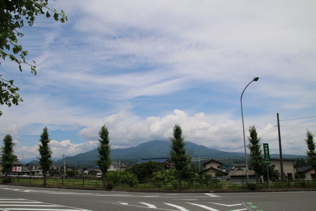 須玉IC入口近辺から茅ヶ岳、金ヶ岳方面を望む（2022年7月）