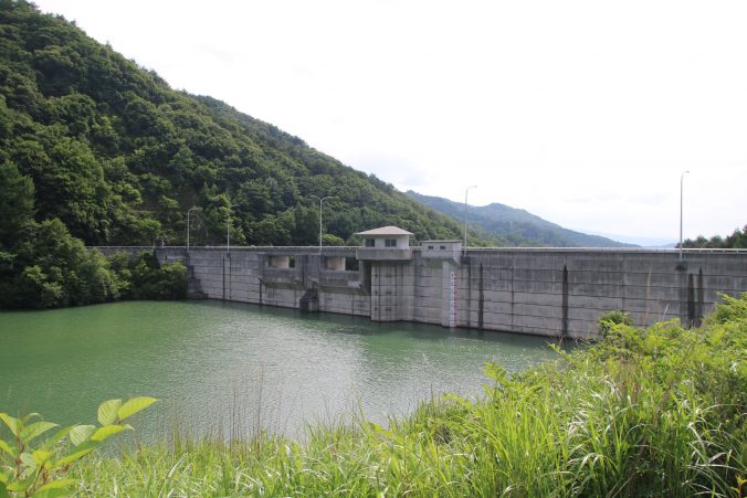 余地ダム堤体を上流から望む（2022年7月）