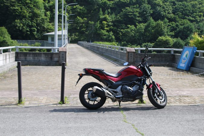 NC750Sと余地ダム天端（2022年7月）