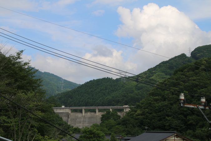 国道299号から古谷ダムを望む（2022年7月）