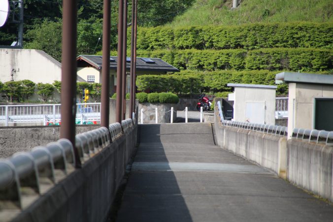 古谷ダム天端、奥にNC750S（2022年7月）